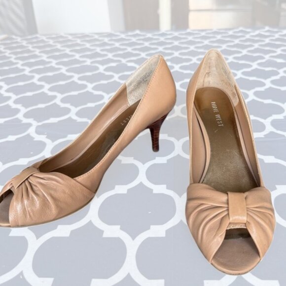 Nine West Nude Leather Bow Peep Toe Pumps I Heart You Size 7.5 Classic Neutral - Picture 1 of 9